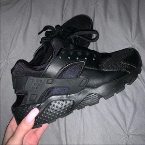 black nike huaraches